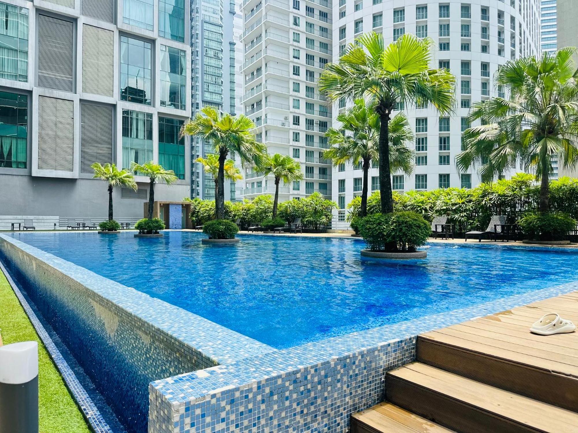 Soho Suites Klcc By Comfort Suites Куала Лумпур Екстериор снимка